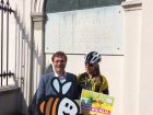 Bienen-Aktion mit slowenischer Delegation im Augarten